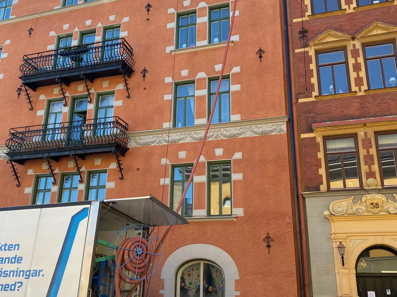 Ekovillas lastbil framför ett hus