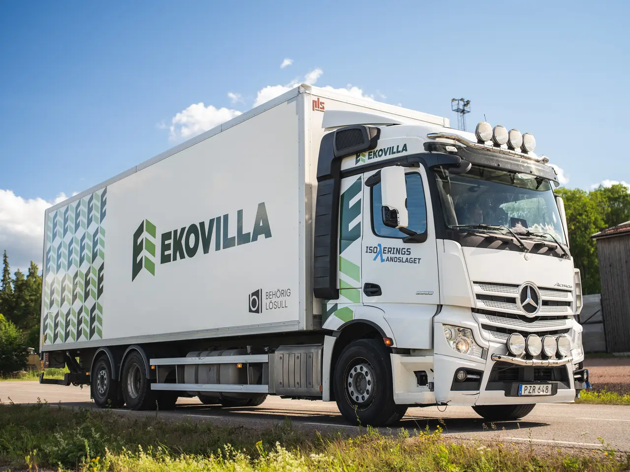 Ekovillas lastbil på väg ut till ett uppdrag